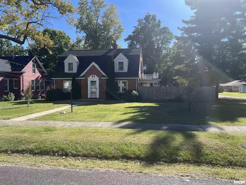 869 Edgehill Rds, Jacksonville, IL 62650