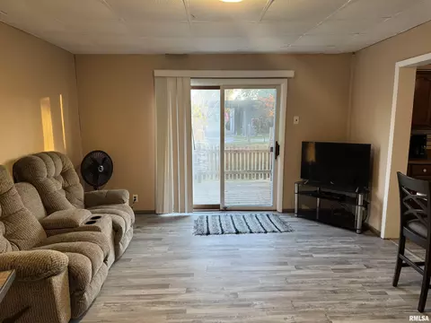 Living - 305 S Oak St, Bath, IL 62617 photo 1 of 2