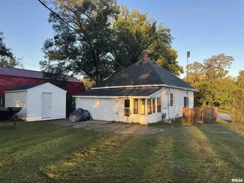 Exterior - 305 S Oak St, Bath, IL 62617 photo 2 of 5