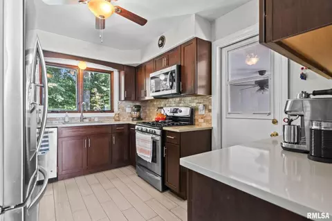 Kitchen - 2009 Greenbriar Rd, Springfield, IL 62704 photo 1 of 4