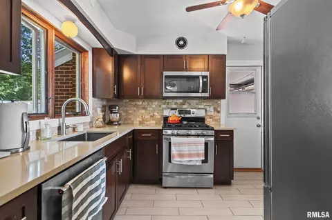 Kitchen - 2009 Greenbriar Rd, Springfield, IL 62704 photo 2 of 4