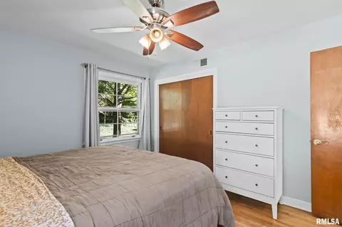 Bedroom - 2009 Greenbriar Rd, Springfield, IL 62704 photo 3 of 5