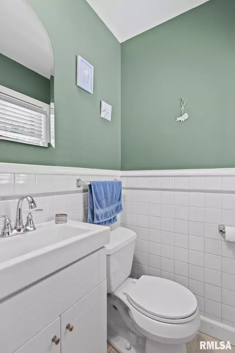 Bath - 2009 Greenbriar Rd, Springfield, IL 62704 photo 2 of 2