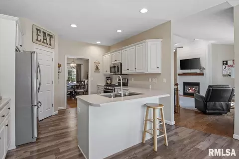 Kitchen - 4360 Creek Dr, Springfield, IL 62711 photo 2 of 3