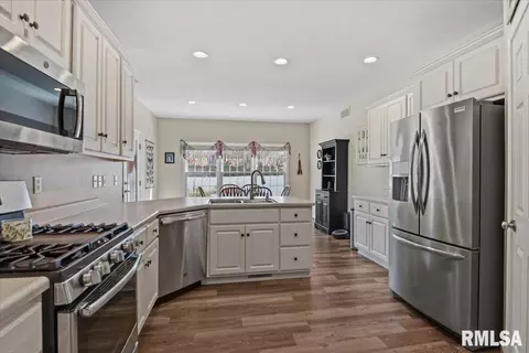 Kitchen - 4360 Creek Dr, Springfield, IL 62711 photo 3 of 3