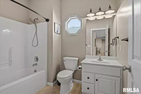Bath - 4360 Creek Dr, Springfield, IL 62711 photo 2 of 3