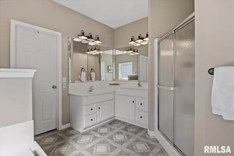 Bath - 4360 Creek Dr, Springfield, IL 62711 photo 1 of 3