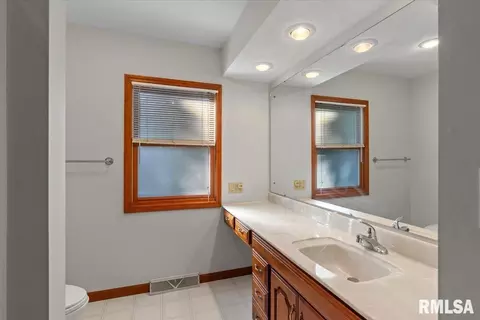 Bath - 41 Fairview Ln, Springfield, IL 62711 photo 2 of 4