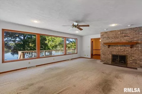 Living - 41 Fairview Ln, Springfield, IL 62711 photo 3 of 5