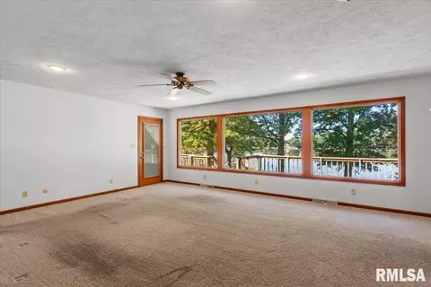 Living - 41 Fairview Ln, Springfield, IL 62711 photo 4 of 5