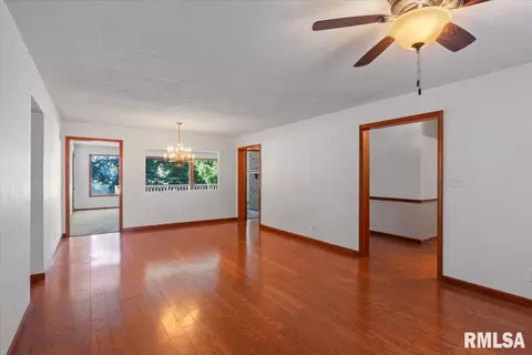 Living - 41 Fairview Ln, Springfield, IL 62711 photo 2 of 5