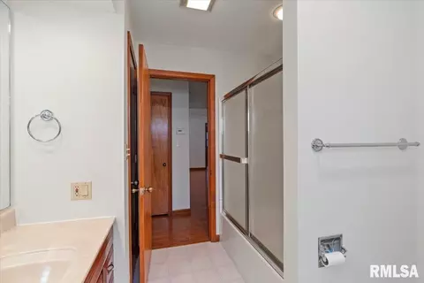 Bath - 41 Fairview Ln, Springfield, IL 62711 photo 3 of 4