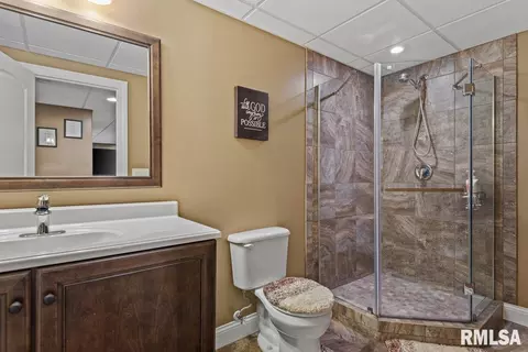 Bath - 475 Elle Ct, Springfield, IL 62711 photo 2 of 2