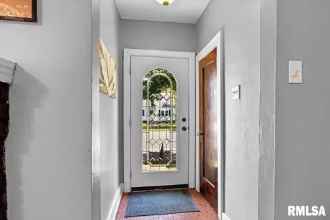 Entry Way - 2557 S 6th St, Springfield, IL 62703 photo 2 of 2