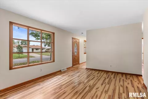 Living - 2600 Selkirk Rd, Springfield, IL 62702 photo 3 of 4