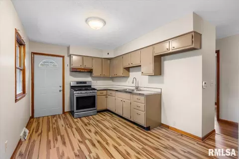 Entry Way - 2600 Selkirk Rd, Springfield, IL 62702 photo 1 of 2