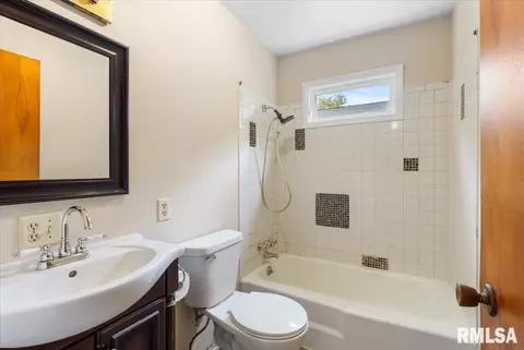Bath - 2600 Selkirk Rd, Springfield, IL 62702 photo 1 of 1