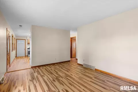 Living - 2600 Selkirk Rd, Springfield, IL 62702 photo 4 of 4