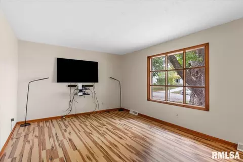 Living - 2600 Selkirk Rd, Springfield, IL 62702 photo 2 of 4