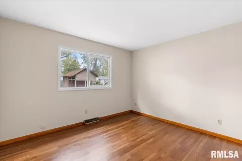 Bedroom - 2600 Selkirk Rd, Springfield, IL 62702 photo 6 of 8