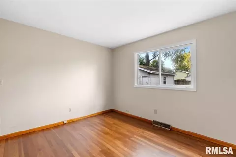 Bedroom - 2600 Selkirk Rd, Springfield, IL 62702 photo 7 of 8