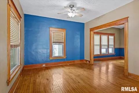 Living - 1804 Lowell Ave, Springfield, IL 62704 photo 2 of 4