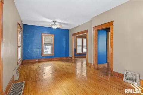 Living - 1804 Lowell Ave, Springfield, IL 62704 photo 1 of 4