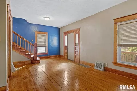 Living - 1804 Lowell Ave, Springfield, IL 62704 photo 4 of 4