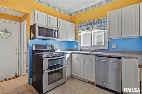 Kitchen - 1804 Lowell Ave, Springfield, IL 62704 photo 1 of 2
