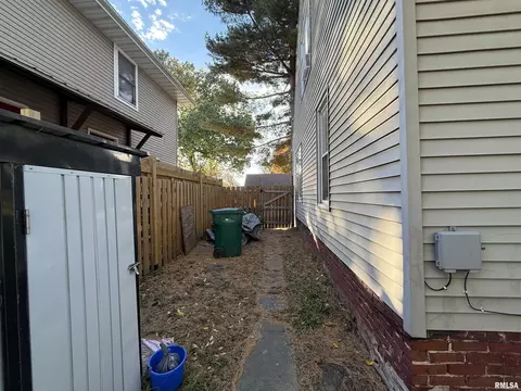 Exterior - 419 N Johnson St, Macomb, IL 61455 photo 4 of 9