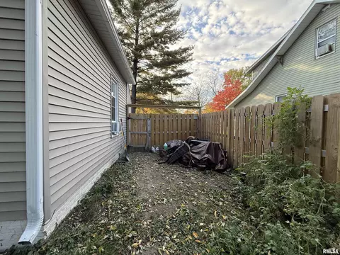 Exterior - 419 N Johnson St, Macomb, IL 61455 photo 3 of 9