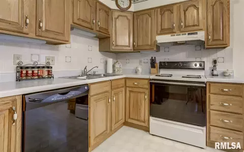 2101 Scarbrough Rd, Springfield, IL 62702 photo 2