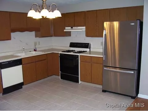1613 Brenda Ct, Springfield, IL 62702 photo 2