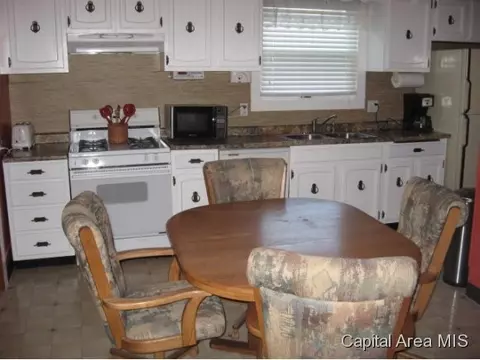 110 Elm, Thayer, IL 62689 photo 6