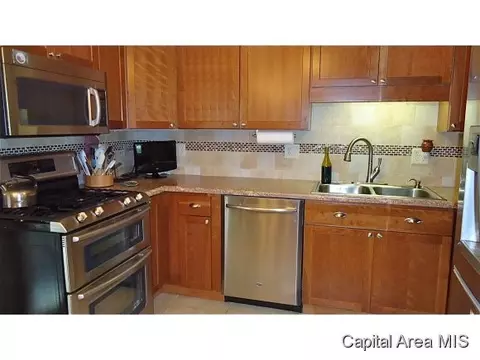 2069 Faringdon, Springfield, IL 62702 photo 2