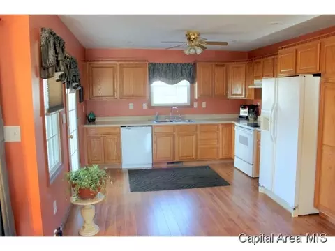 802 N Bitterroot, Athens, IL 62613 photo 2