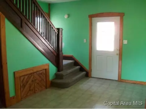 314 E 4th St, Beardstown, IL 62618 photo 2