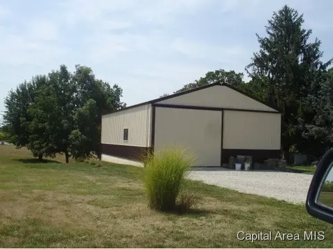 16073 E View Dr, Girard, IL 62640 photo 5