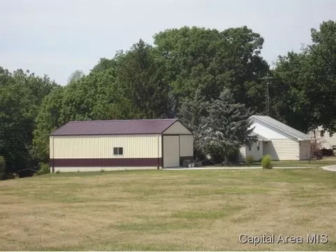 16073 E View Dr, Girard, IL 62640 photo 4