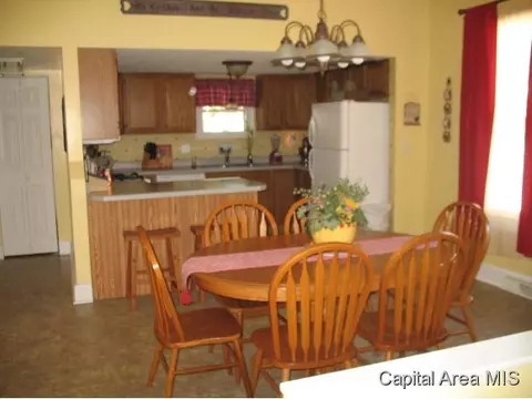 613 Spaulding St, Riverton, IL 62561 photo 4
