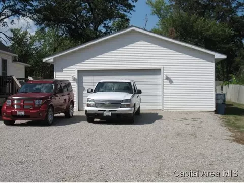 613 Spaulding St, Riverton, IL 62561 photo 2