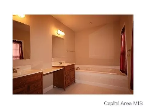 1521 E Barber, Sherman, IL 62684 photo 17