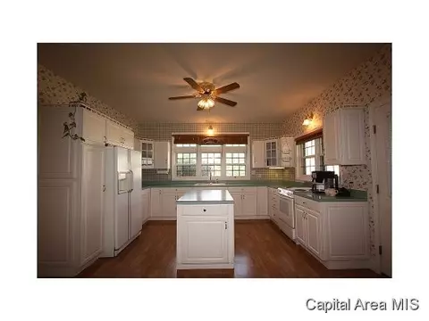 1521 E Barber, Sherman, IL 62684 photo 6