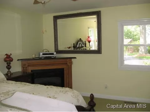 17 Hawthorne Ln, Springfield, IL 62712 photo 9