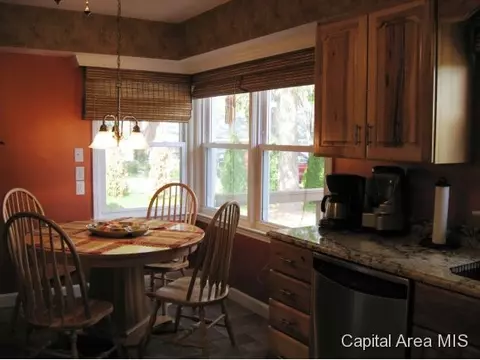 17 Hawthorne Ln, Springfield, IL 62712 photo 5