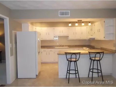 506 S State, Athens, IL 62613 photo 2