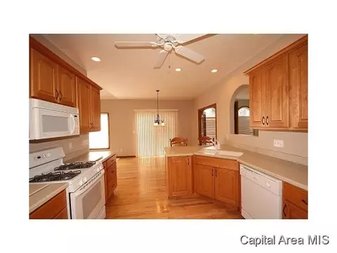 2100 Lake Crest Dr, Springfield, IL 62712 photo 9