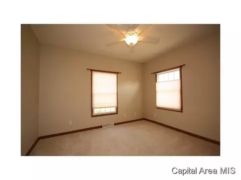 2100 Lake Crest Dr, Springfield, IL 62712 photo 4