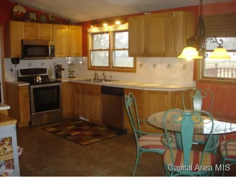 613 E Walnut, Chatham, IL 62629 photo 2
