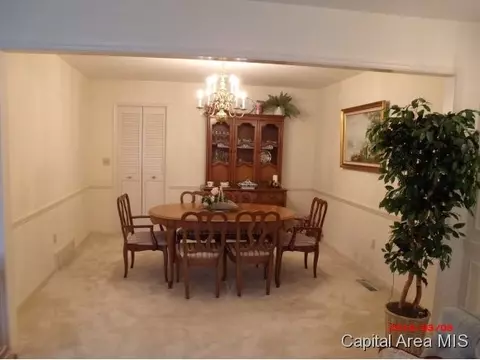 2210 Augusta, Springfield, IL 62704 photo 4